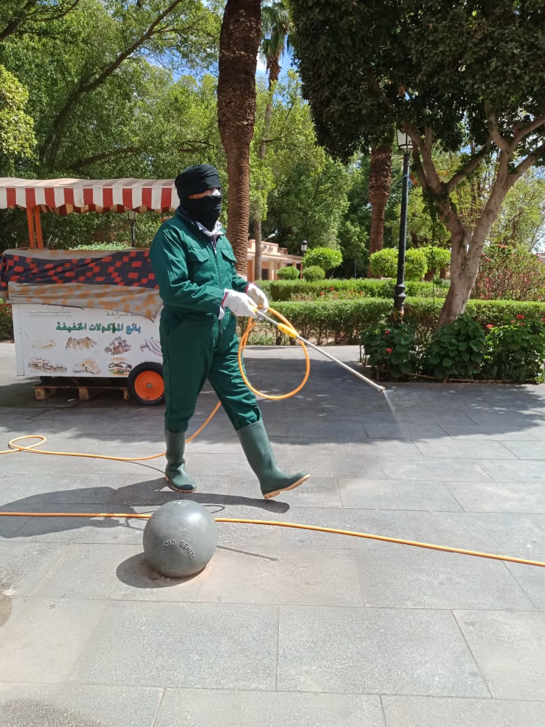 استمرار عملية تطهير و تعقيم المؤسسات و المرافق العمومية و وسائل النقل العمومي .